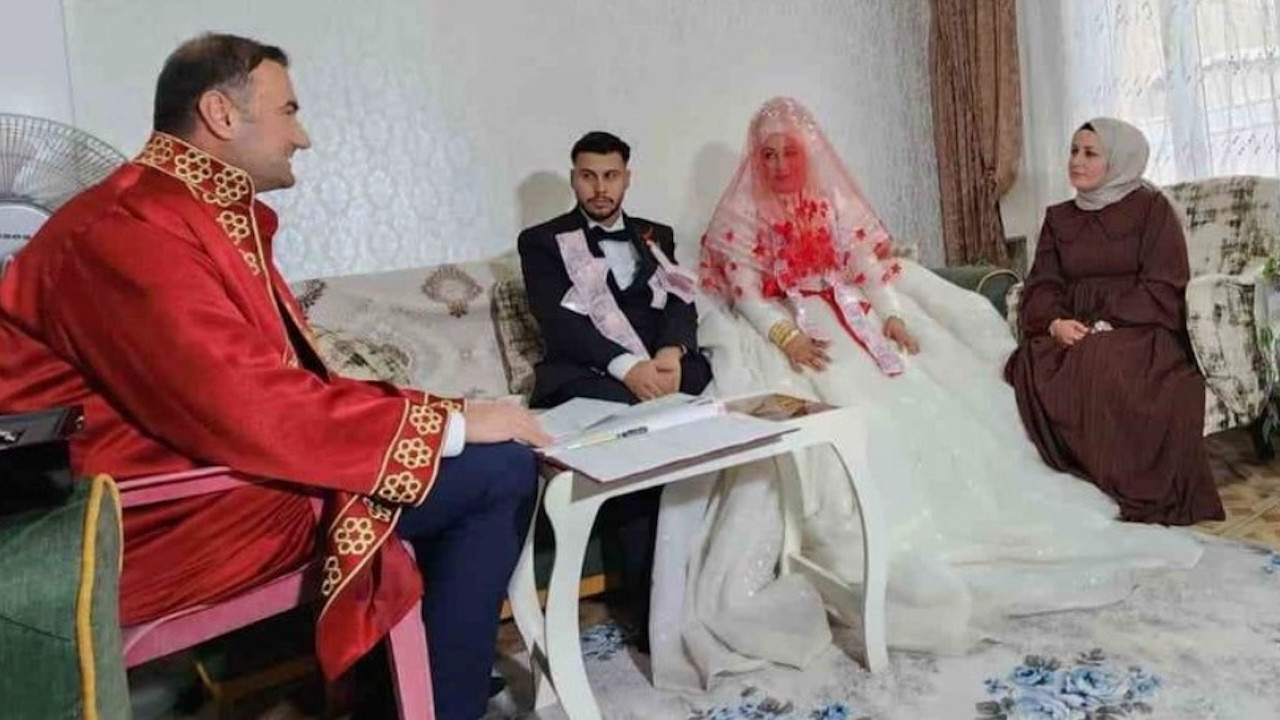 Gaziantep'in Şahinbey ilçesinde kar yağışı nedeniyle çiftin nikahı evlerinde kıyıldı