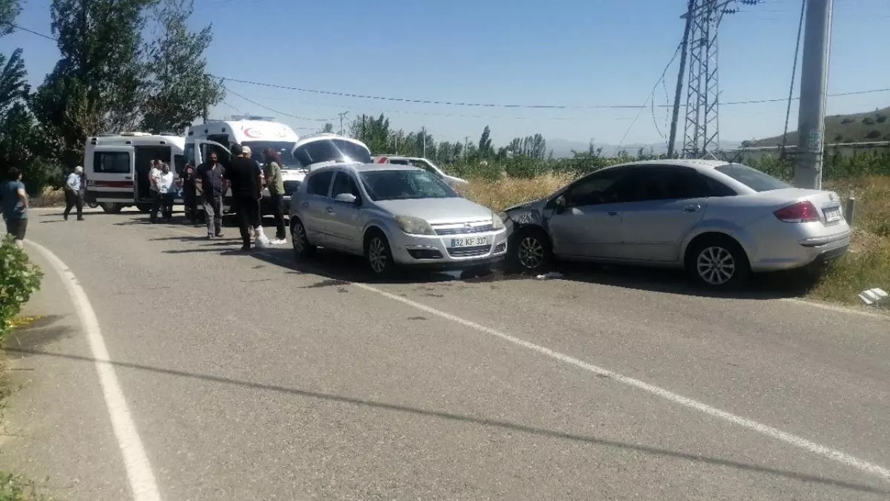 Isparta'da kaza! 2 otomobil çarpıştı: 3 yaralı var