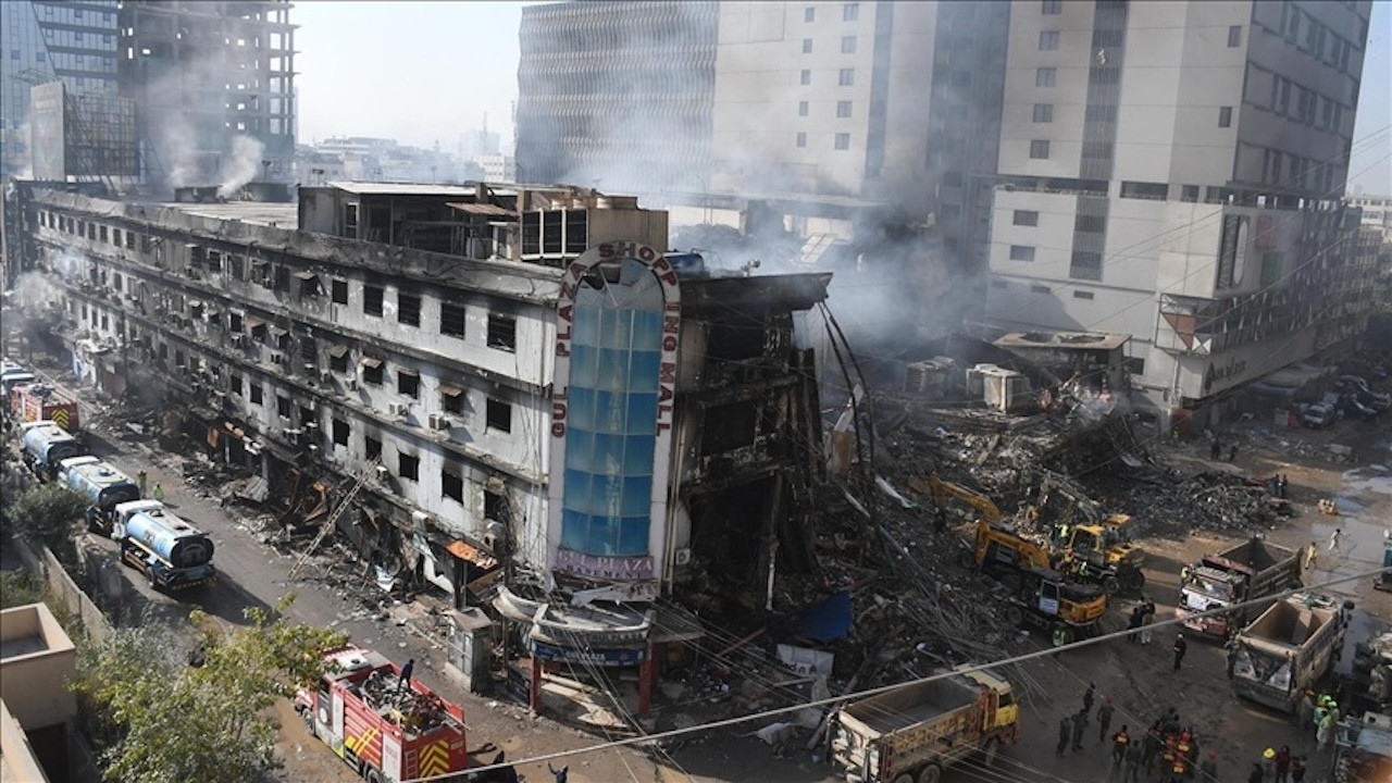 Pakistan'da alışveriş merkezinde yangın çıkmıştı: Ölenlerin sayısı 71'e yükseldi...