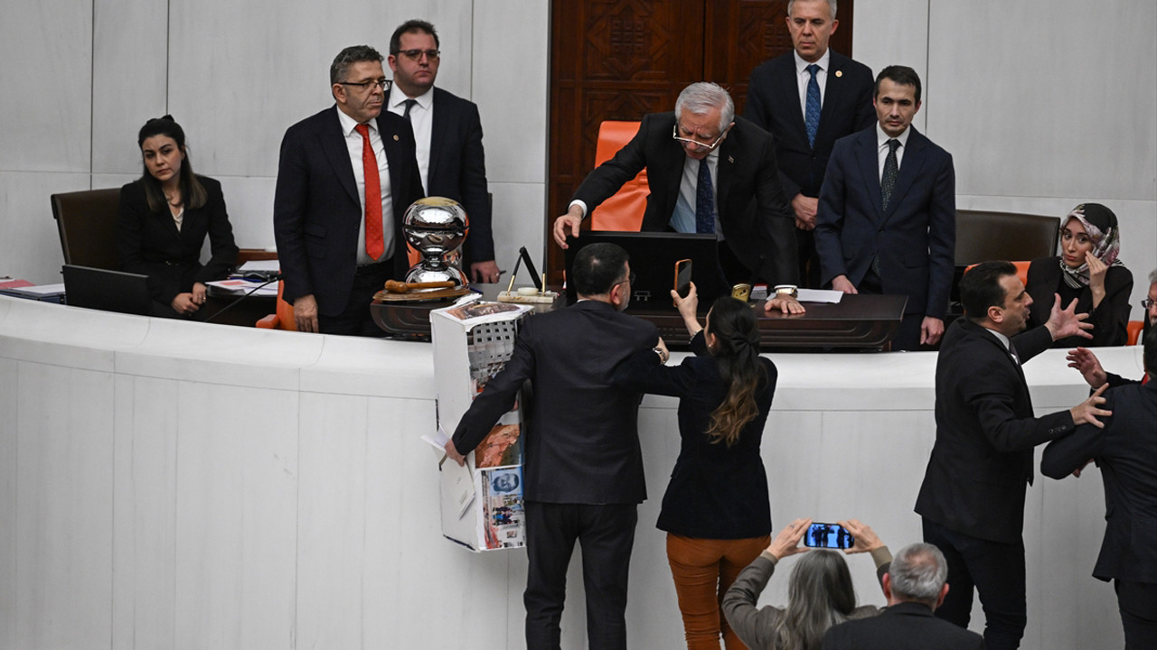 En düşük emekli aylığı 20 bin lira TBMM'de kabul edildi genel kurulda arbede yaşandı