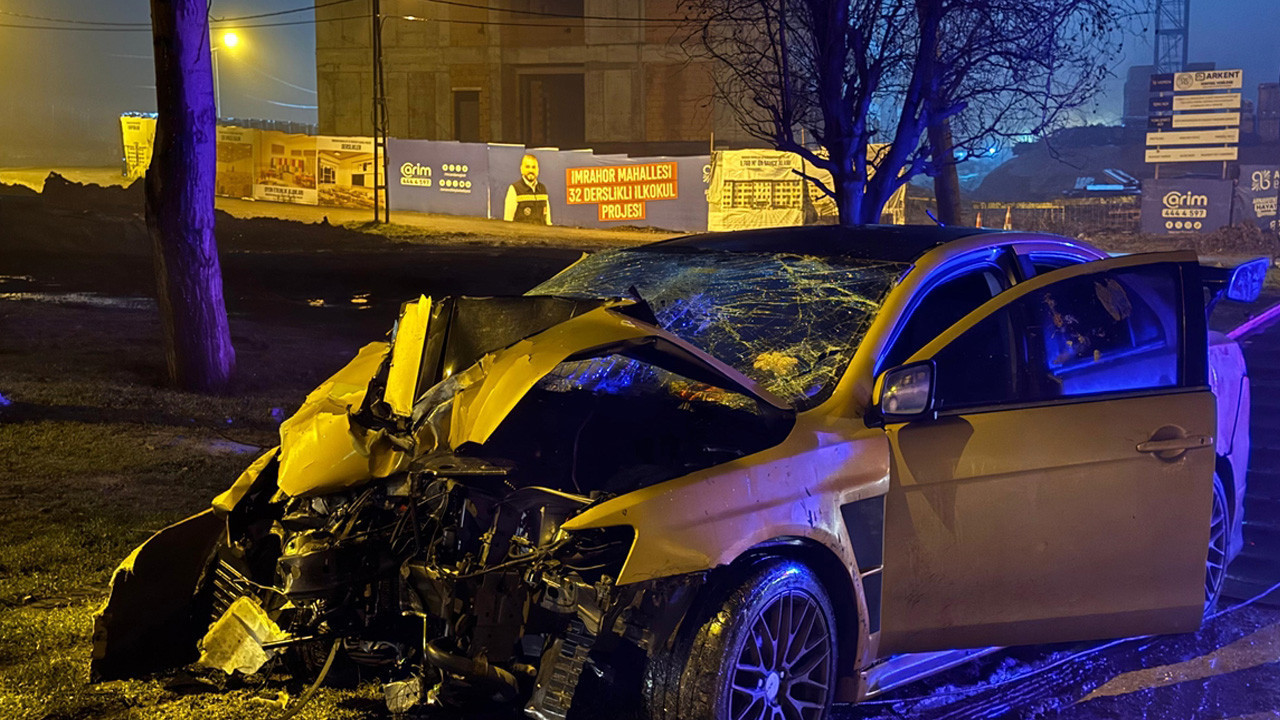 Otomobil elektrik direğine çarptı! İstanbul'daki feci kazada yaralılar var