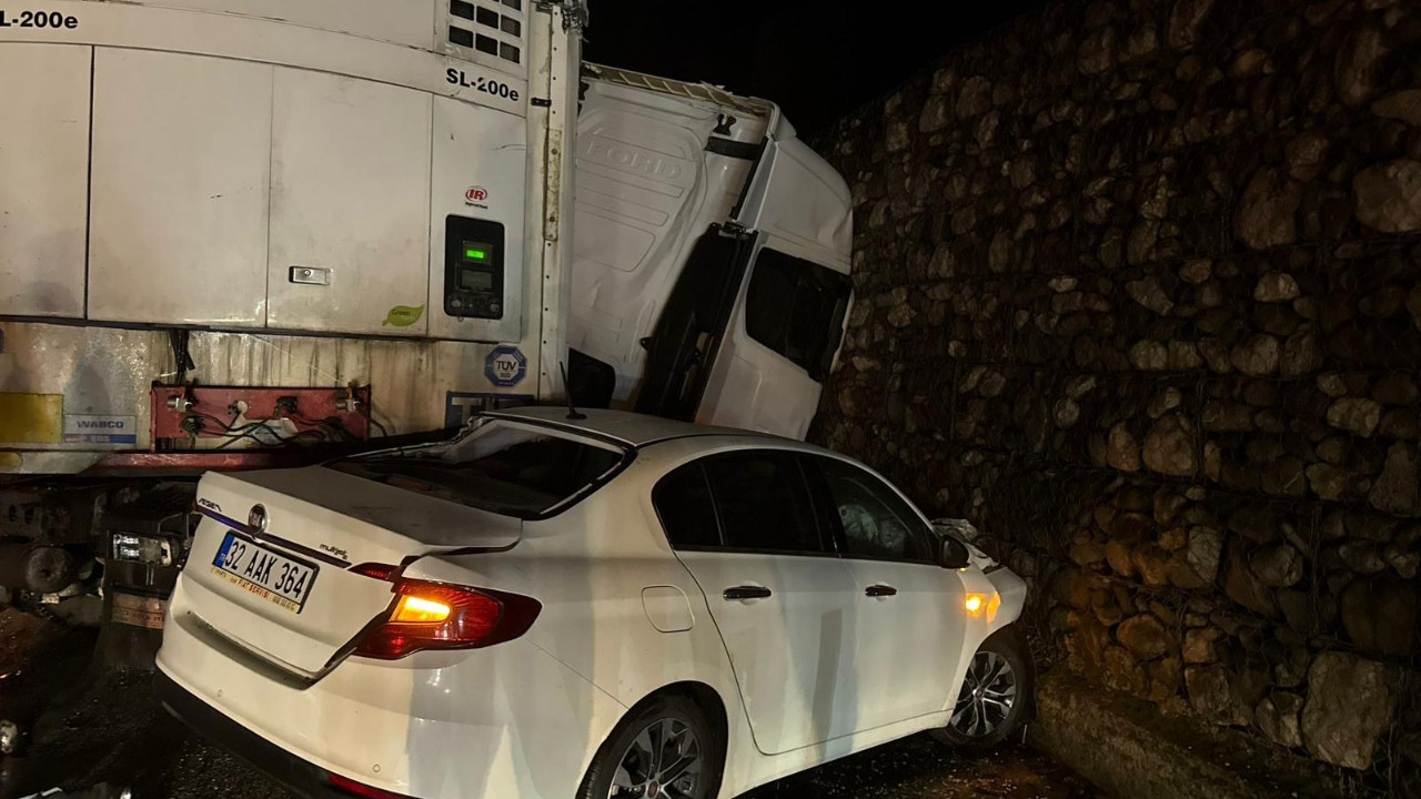 Burdur'da facia gibi kaza! Tır ve 2 otomobil çarpıştı: 1 kişi öldü, 7 kişi yaralandı