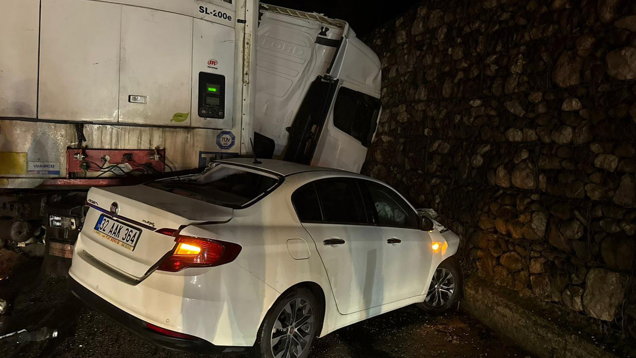 Burdur'da feci kaza tır ve 2 otomobil çarpıştı: 1 ölü 7 yaralı