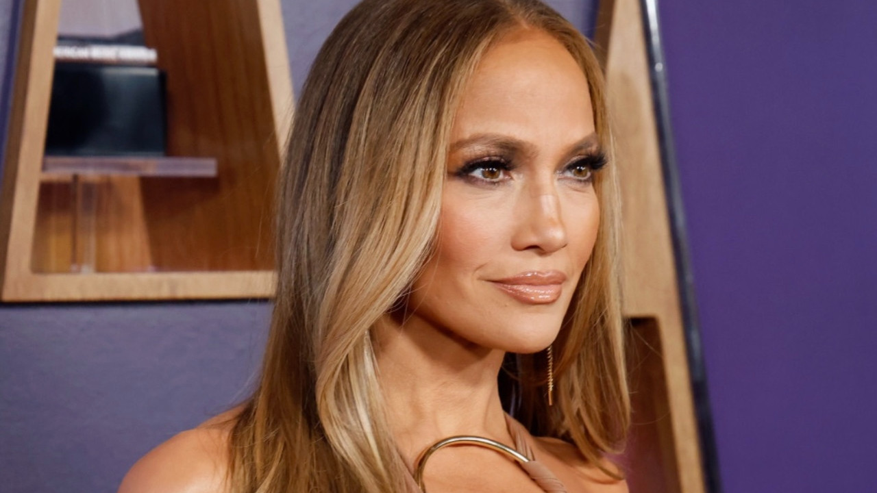 Jennifer Lopez öyle bir poz verdi ki! Görenler 25'lik sandı...