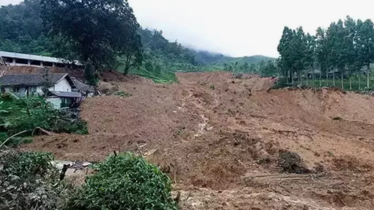 Endonezya'da toprak kayması: 11 kişi hayatını kaybetti