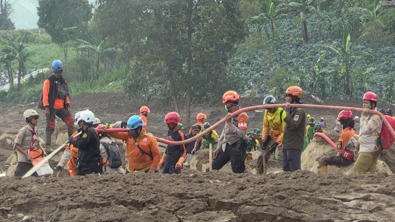Bilanço ağırlaşıyor! Endonezya'da yaşanan toprak kaymasında can kaybı 25'e yükseldi