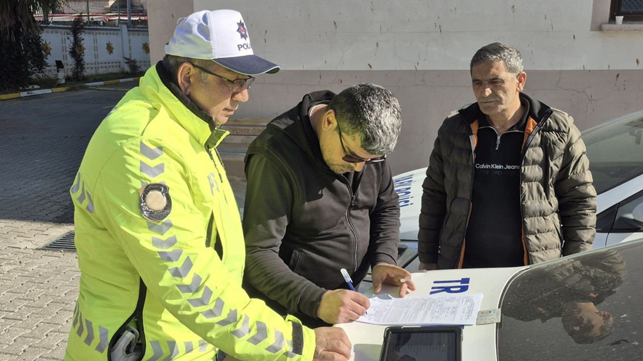 Adana'da işçi servisinin camını kaskla kıran motosikletlinin ehliyetine el konuldu