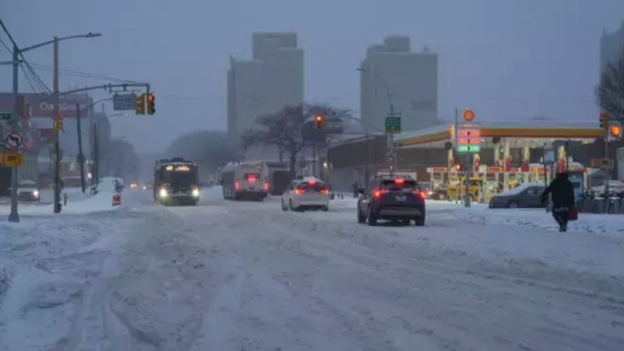 ABD'de kar fırtınası: 5 kişi öldü, uçuşlar iptal, 1 milyon konutta elektrik kesintisi