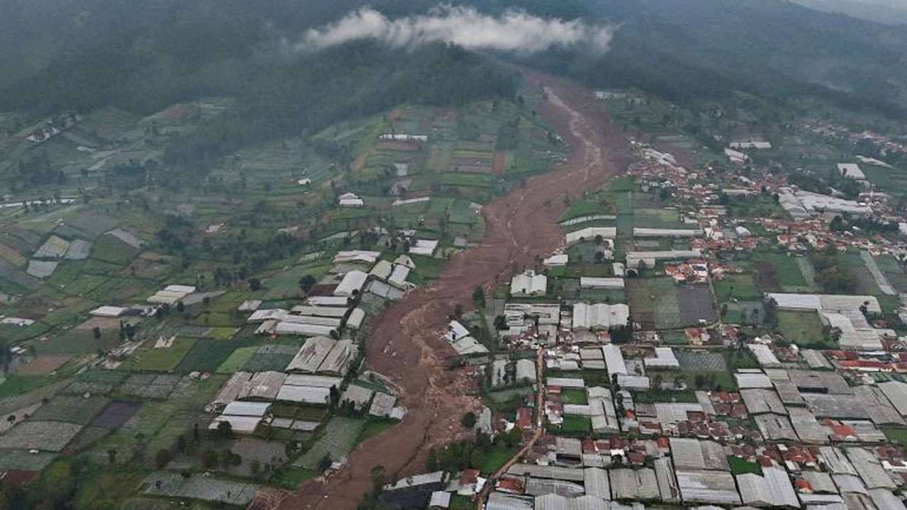 Endonezya'daki toprak kaymasında yaşamını yitirenlerin sayısı 34'e çıktı