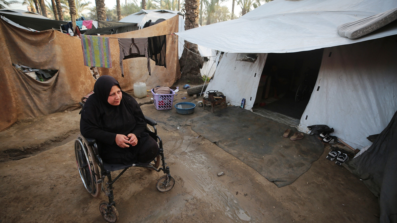 Gazze'de iki ayağını kaybeden kadının ailesini ayakta tutma mücadelesi