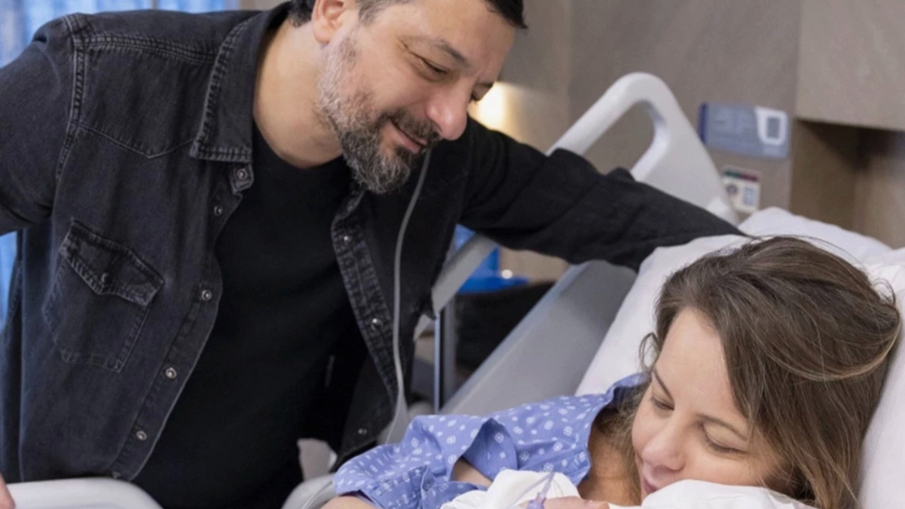 Gözlerden uzak yaşıyorlardı! Mehmet Erdem ve Vildan Atasever bebeklerini kucaklarına aldı