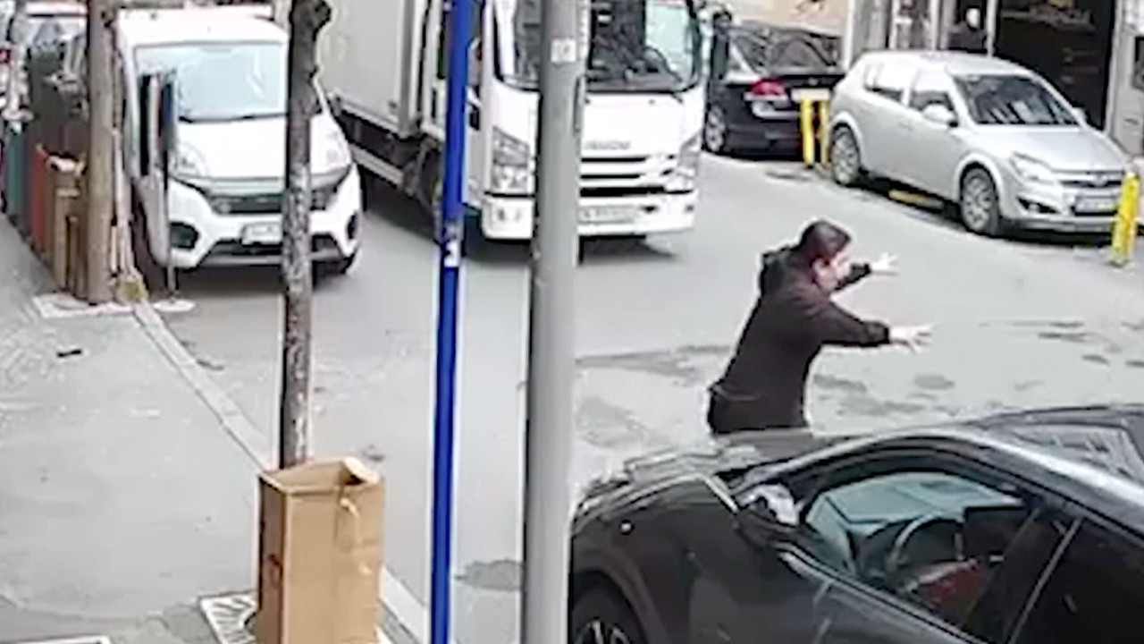 Şişli'de bir otomobil iş yerine girdi