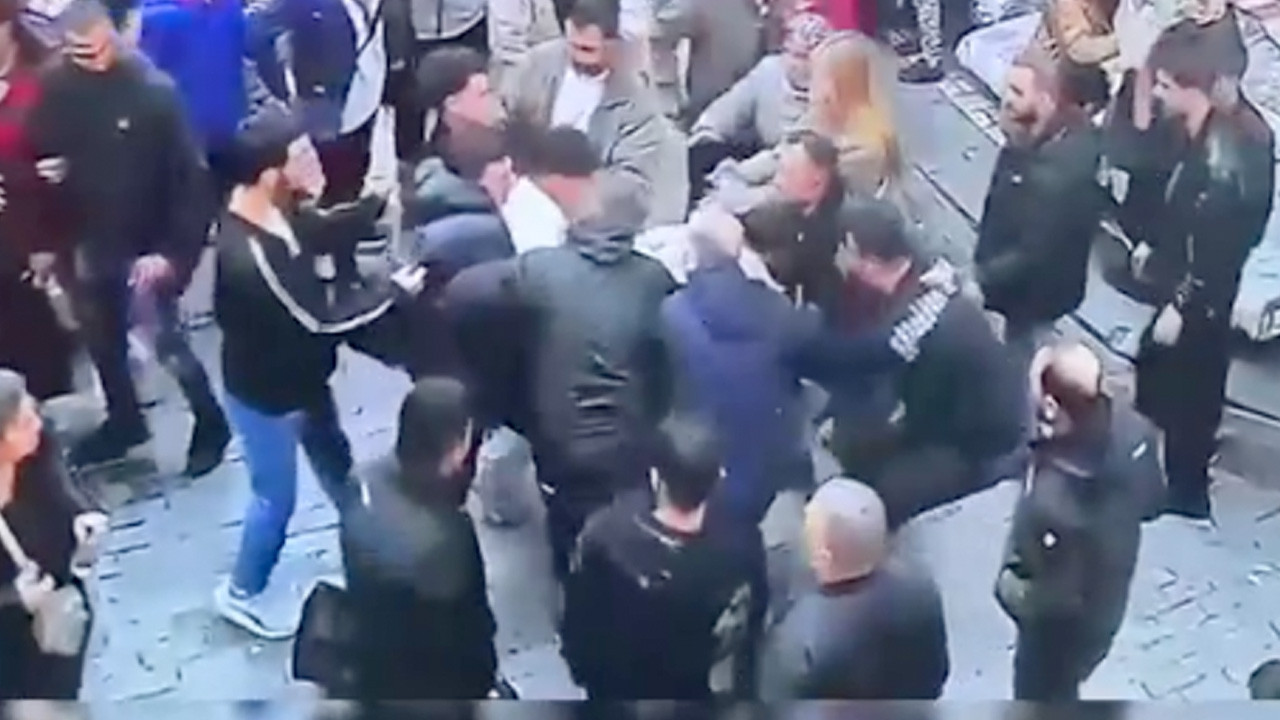 Mahmutpaşa'da hanutçu Çinli turisti dövdü