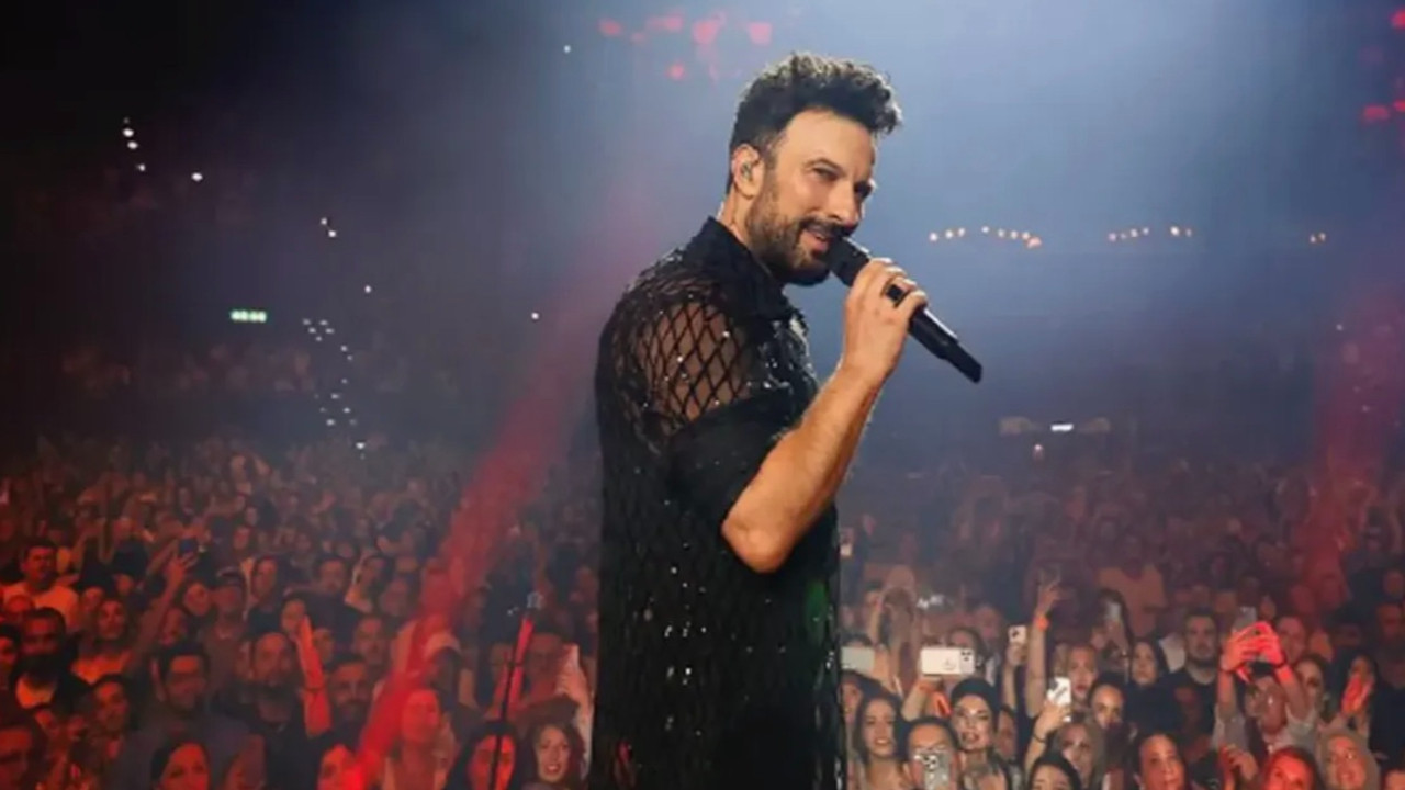Megastar Tarkan'dan 2 isme jest! İstanbul konserinde birlikte sahneye çıktı