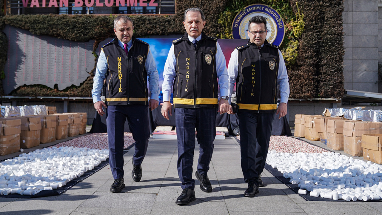 İstanbul'da uyuşturucu operasyonlarında ele geçirilenler emniyette sergilendi