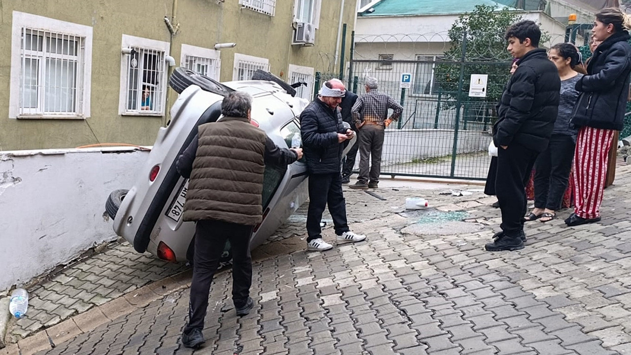 Kağıthane'de yokuşta 2 araca çarpıp takla attı! Kaza anı kamerada
