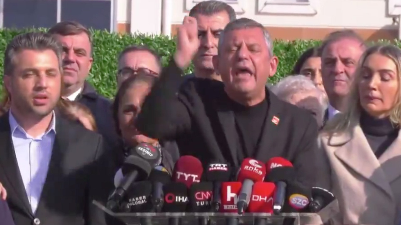 Özgür Özel bu kez öyle öfkeliydi ki standı yumrukladı; 'Şu yeni geline bakın'...