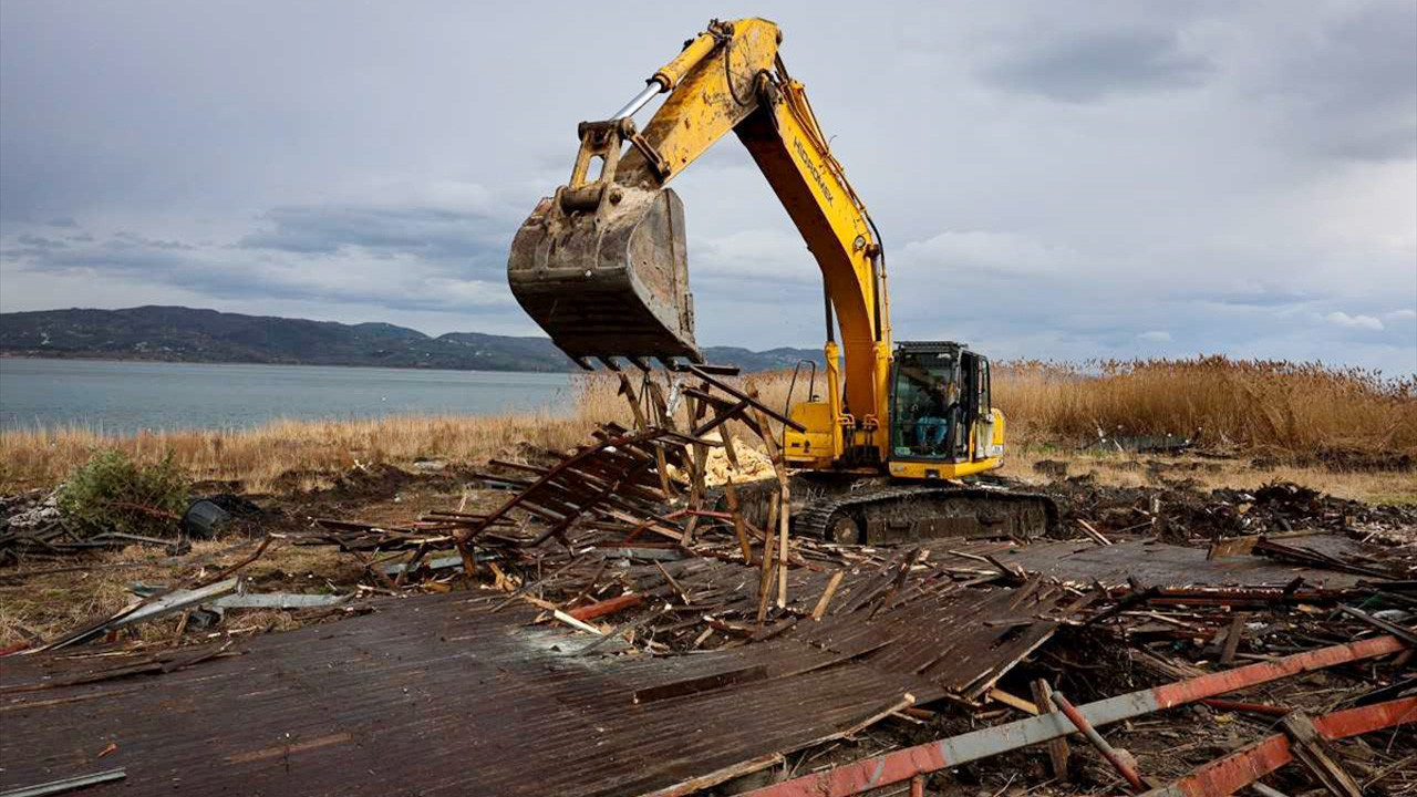 Sapanca Gölü kıyısındaki kaçak yapıların yıkımında 89 iskele kaldırıldı