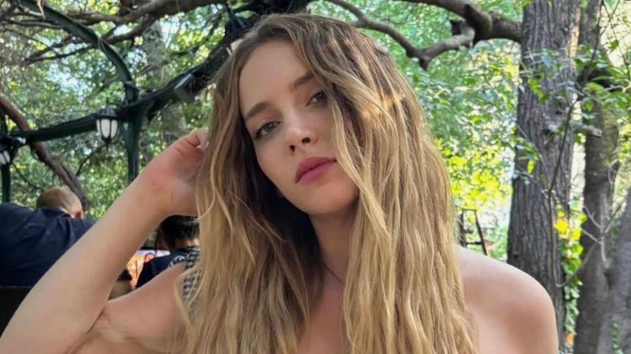 Ünlü oyuncu Hayal Köseoğlu pankart açtı! Altın Koza'm var, 4 yıl okudum...