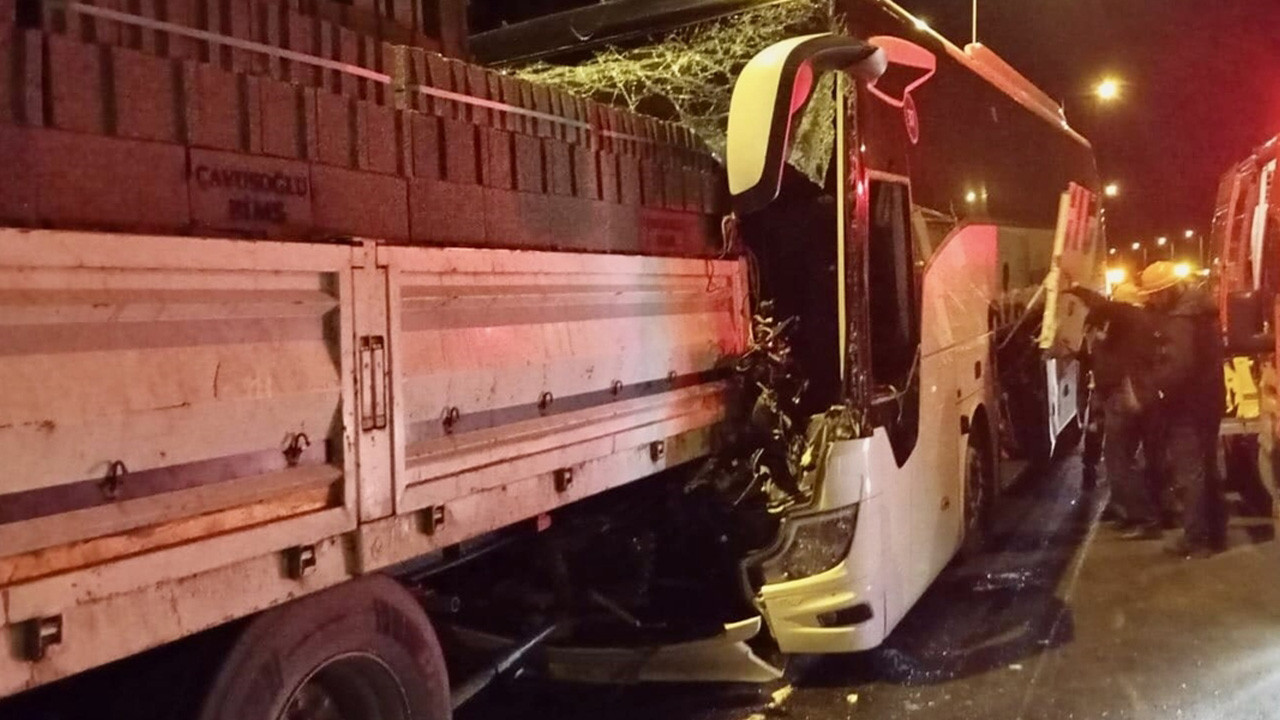 Tıra çarpan yolcu otobüsündeki 2 kişi hayatını kaybetti