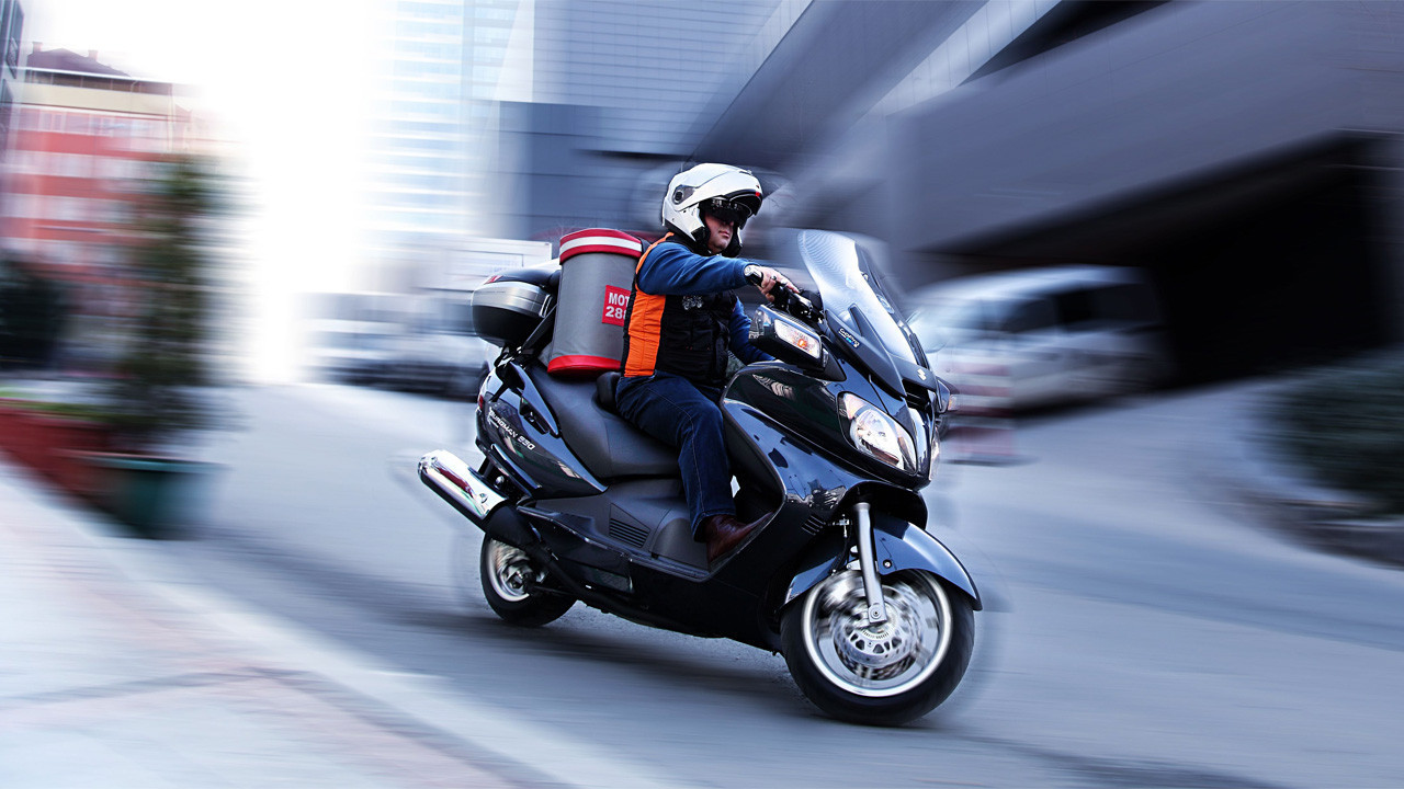 Kurye yaşı değişti! Resmi gazetede çıktı kuryeler için yeni yaş sınırı bakın kaç oldu