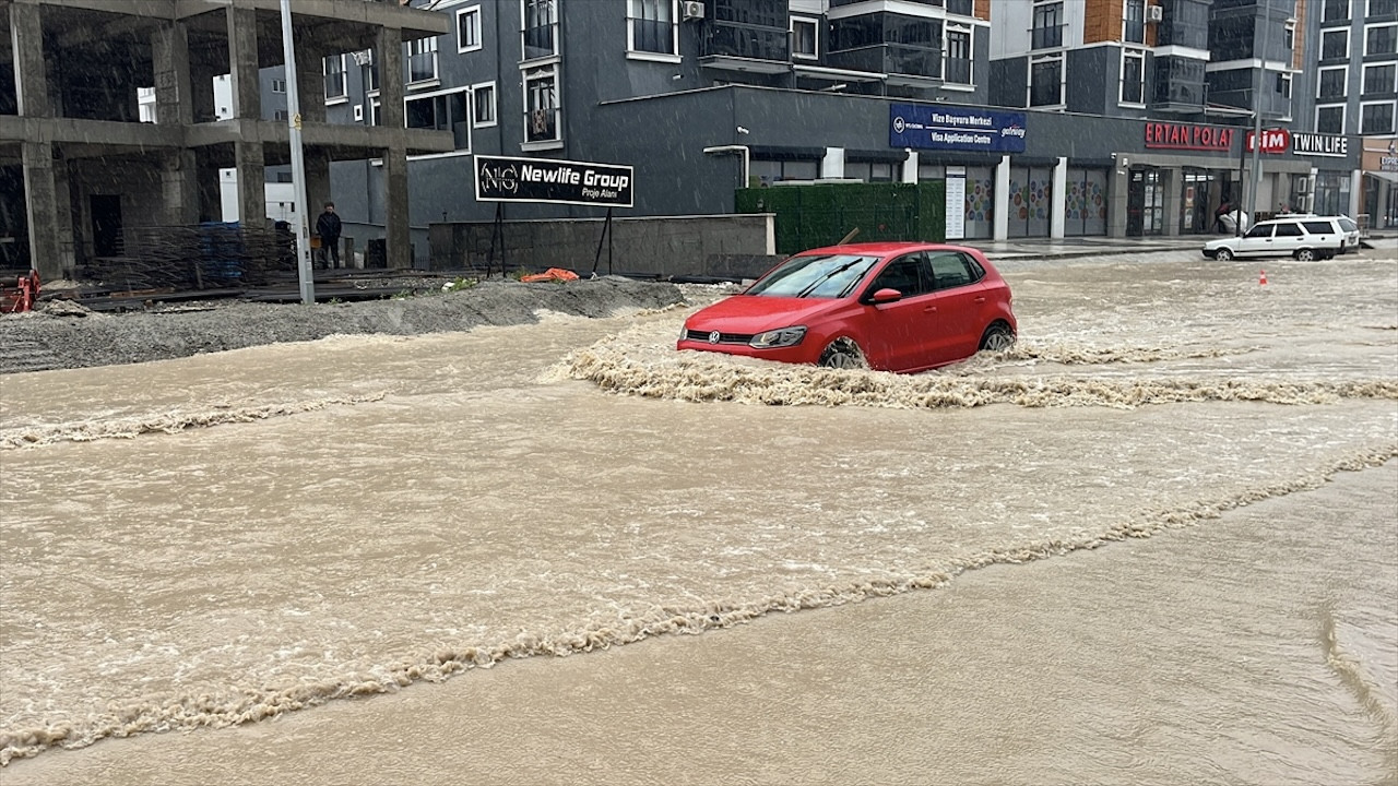 Edirne'de sağanak! Su birikintileri oluştu