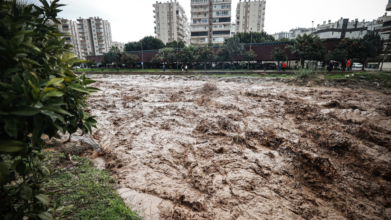 Mersin'de kuvvetli sağanak! Dereler taştı araçlar su altında kaldı...
