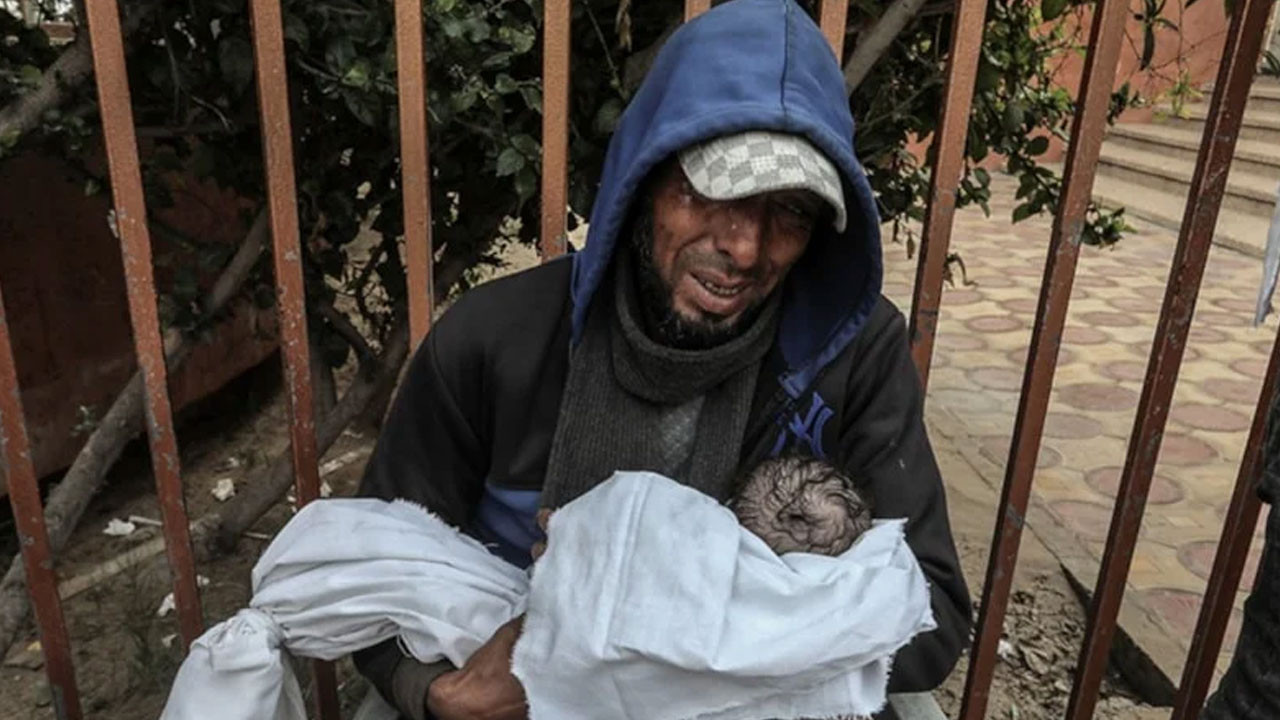 Gazze'de 11 çocuk donarak can verdi