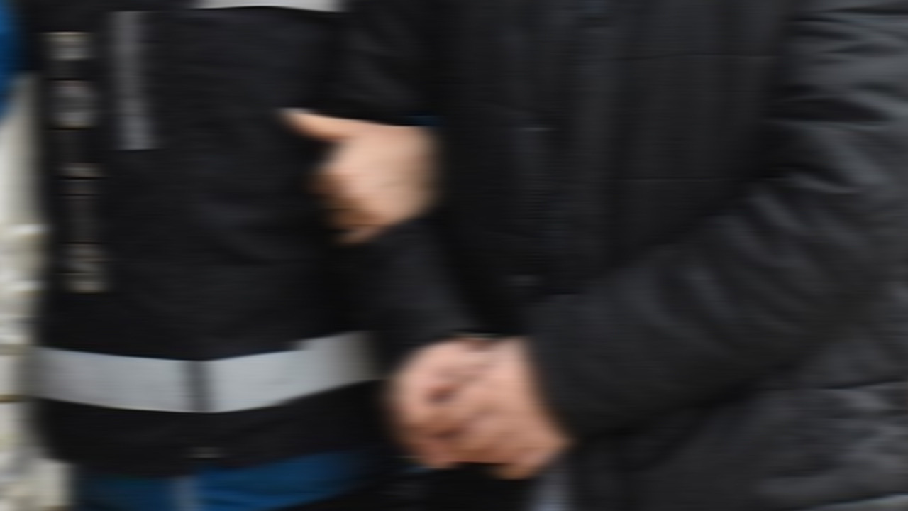 Boşanma aşamasındaki eşini darbedip eşyasına zarar verdi