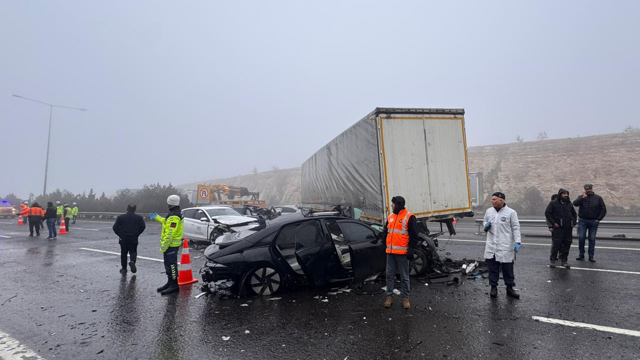 TAG Otoyolu'nda 10 aracın karıştığı zincirleme kaza! Ölenler ve yaralılar var