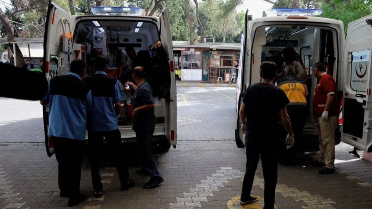 Çanakkale'de korkutan kaza! Cenazeye gidenleri taşıyan otomobil devrildi, 5 kişi yaralandı