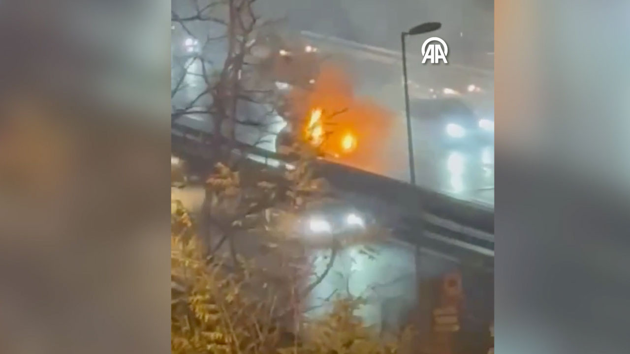 Haliç Köprüsü'nde seyir halindeki otomobil yandı