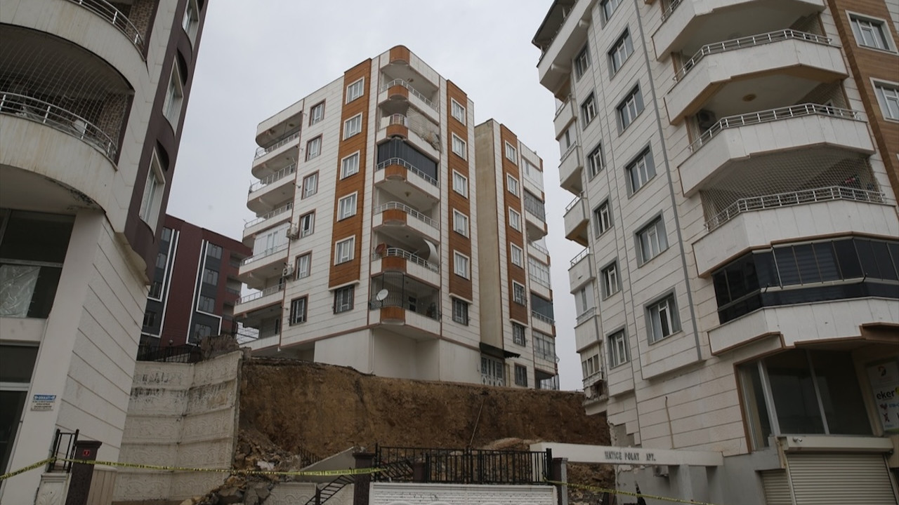 Şanlıurfa'da istinat duvarı yıkılan binanın çevresinde önlem! Yanındaki apartman da boşaltıldı