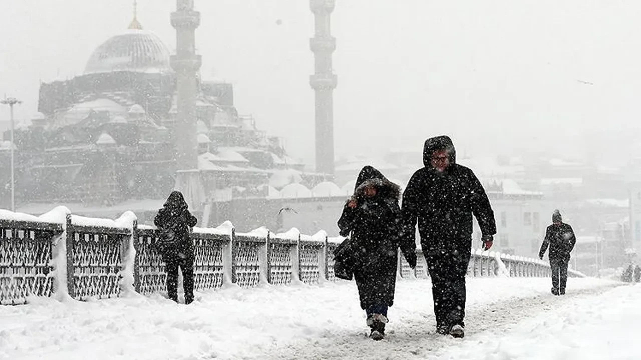 AKOM saat verdi yeni uyarı geçti! İstanbul'a kar geliyor, bu ilçeler listede
