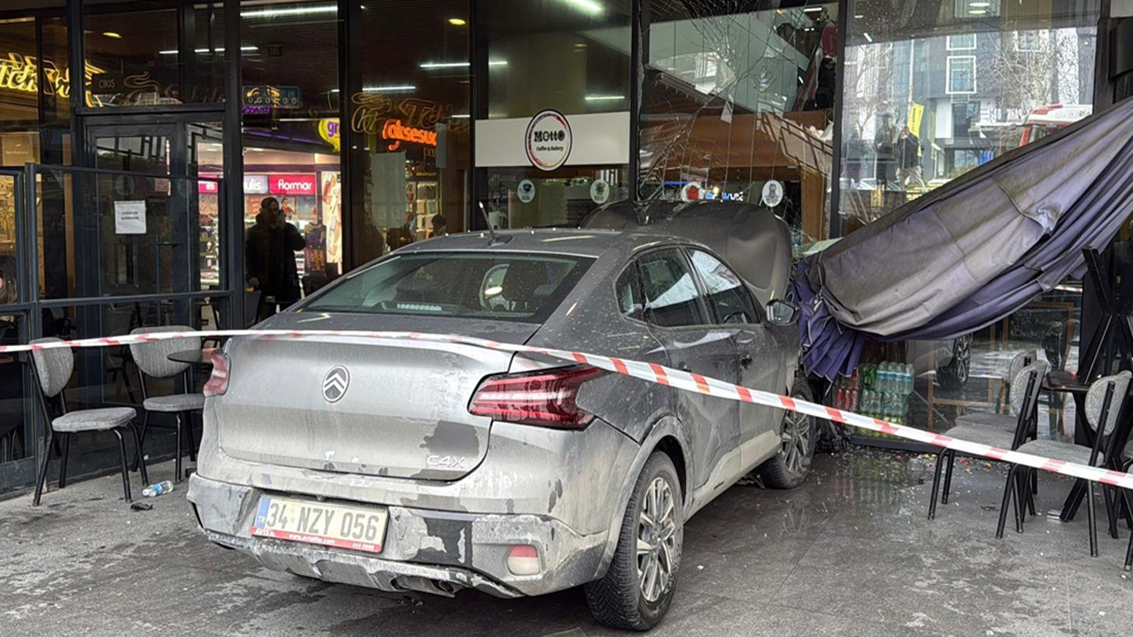 Otomobil alışveriş merkezine girdi