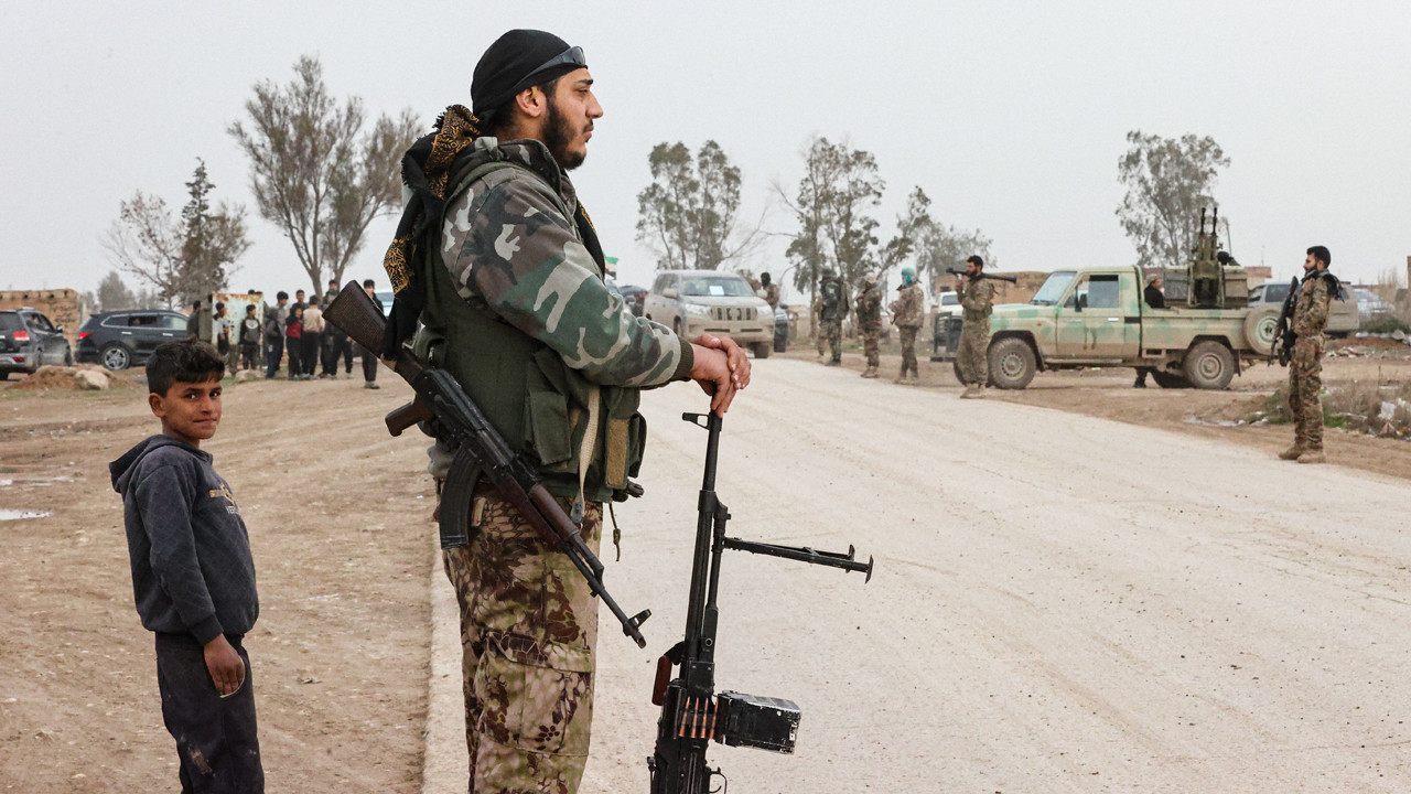 Suriye ordusuna bağlı zırhlı araç konvoyu Haseke'ye girdi