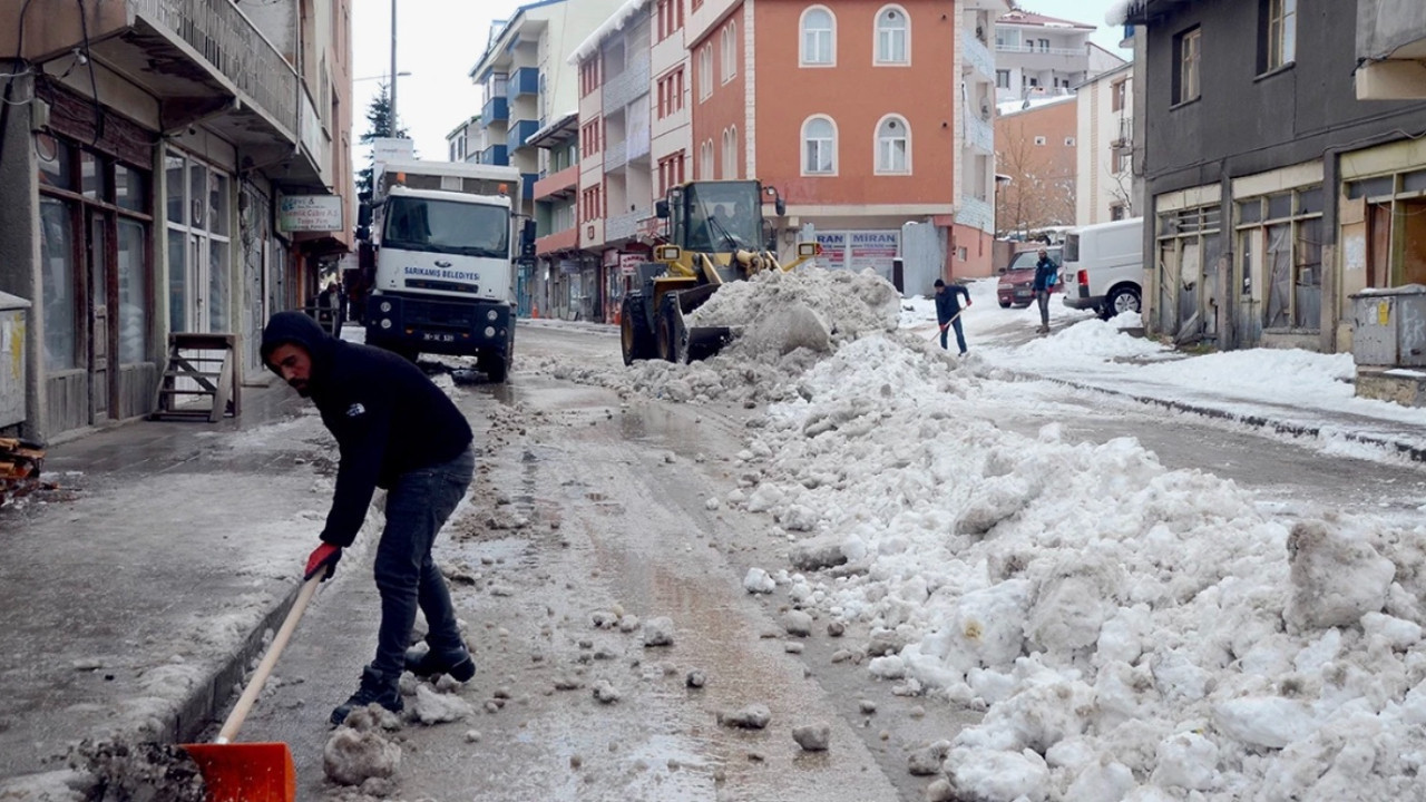 Kar kalınlığı 1 metreyi aşmıştı! Sarıkamış'ta belediye ekipleri biriken karı şehir dışına taşıyor...
