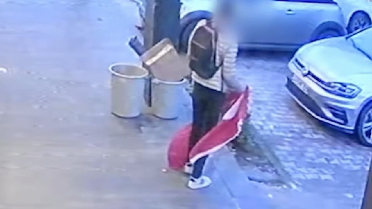 Türk bayrağını asılı olduğu yerden söküp yerde sürükleyen şüpheli gözaltına alındı