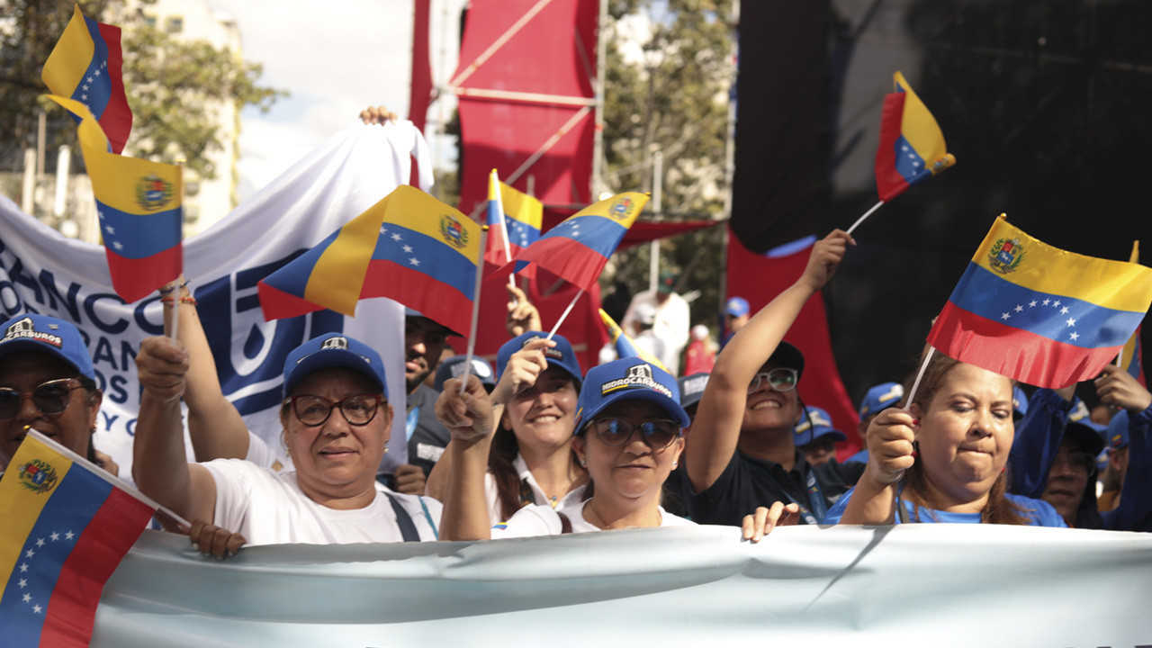 Venezuela'da hükümet destekçisi ve karşıtı protestocular sokaklara döküldü
