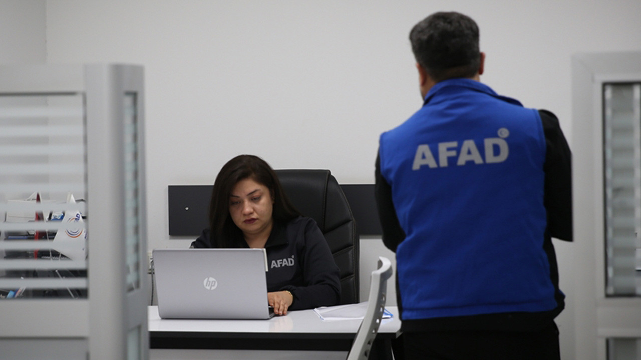 Depremde kaybettiği babasının izinden giden Buse, AFAD personeli oldu