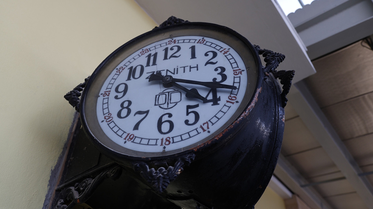 "Asrın felaketi"nde duran saat 04.17'yi gösteriyor