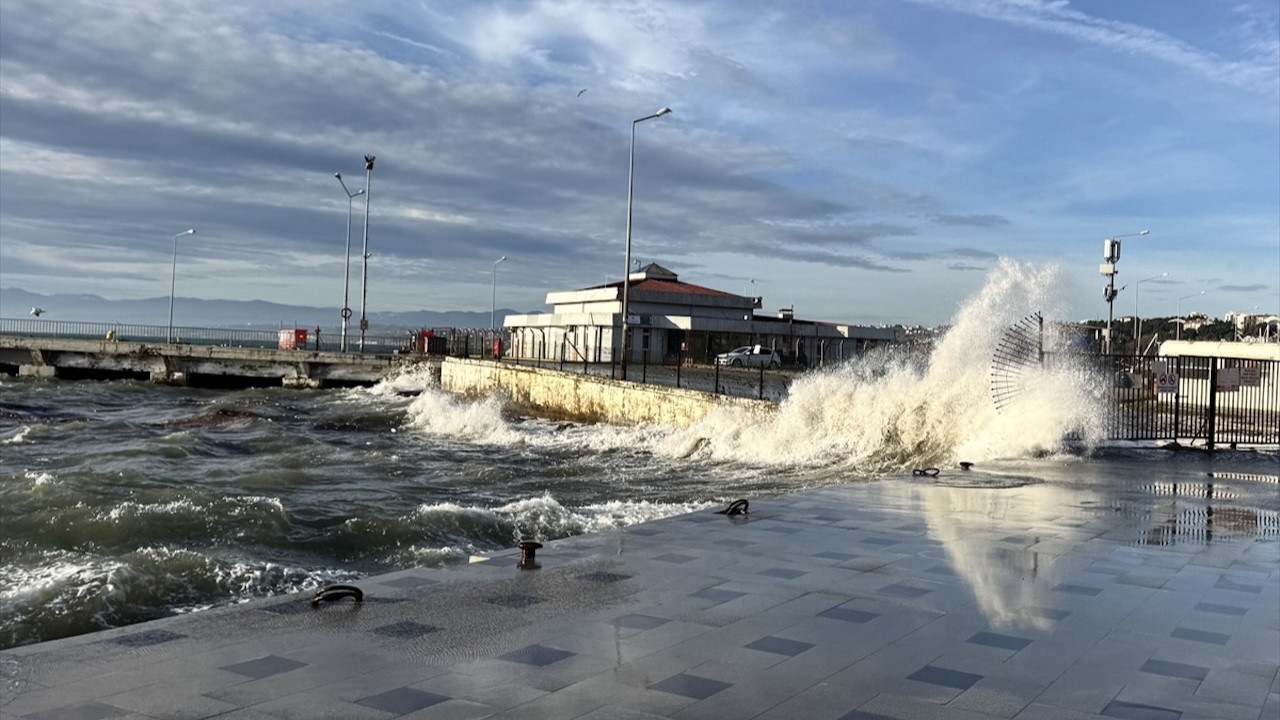 Sinop'ta fırtına! Yüksek dalgalar vatandaşı korkuttu