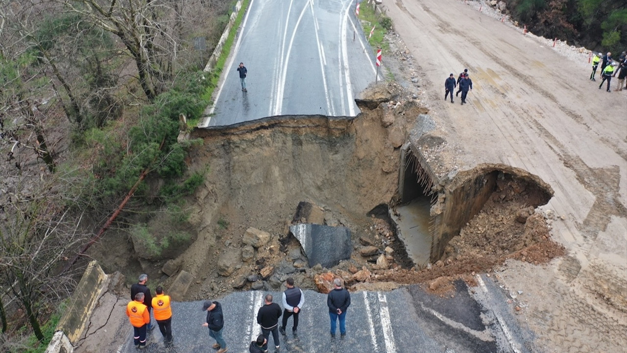 İzmir'de şiddetli yağış! Selçuk-Aydın kara yolunda çökme meydana geldi