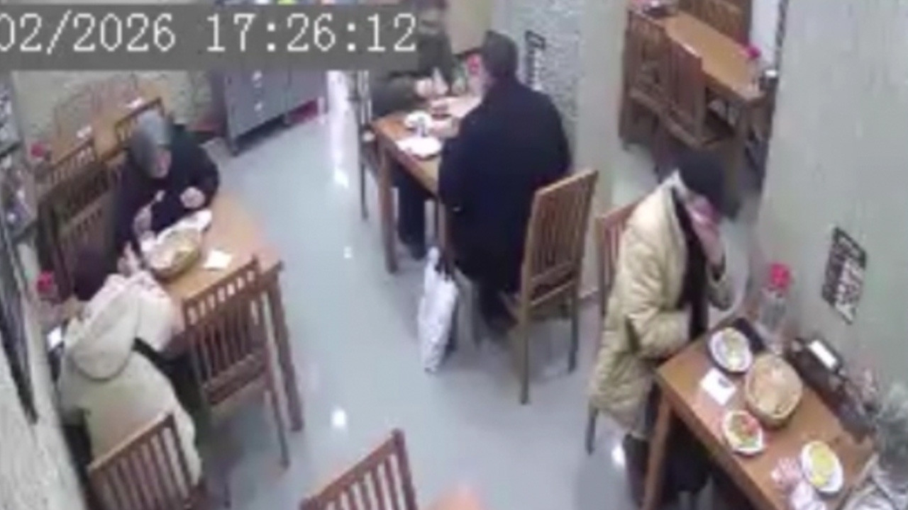 Bursa'da nefes borusuna yiyecek takılan kişiyi, komiser Heimlich manevrasıyla kurtardı