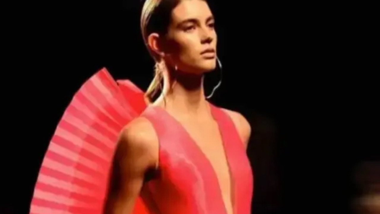 Genç manken evinde ölü bulundu