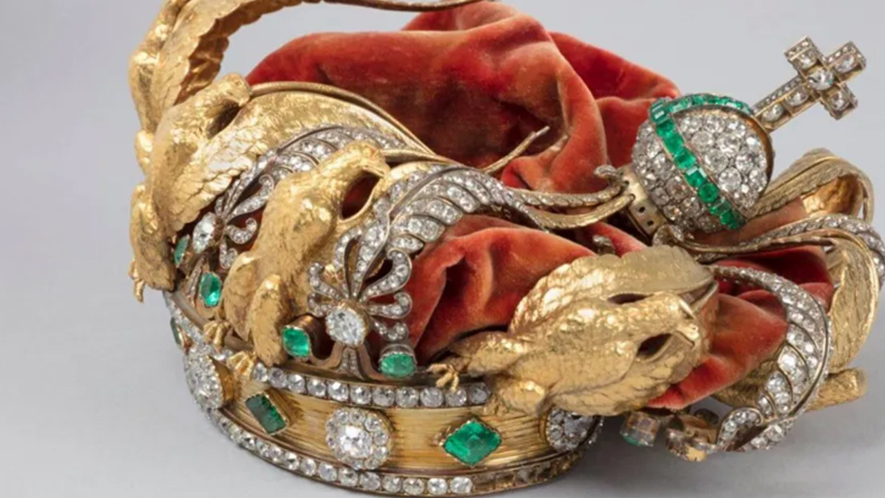 Louvre Müzesi soygunda düşürülen tacı ilk kez paylaştı