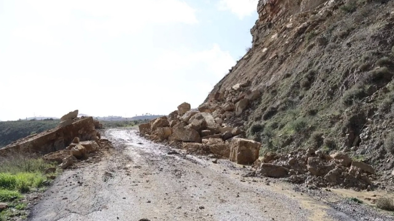 Antalya'da heyelan nedeniyle kapanan yollar çalışmaların ardından ulaşıma açıldı