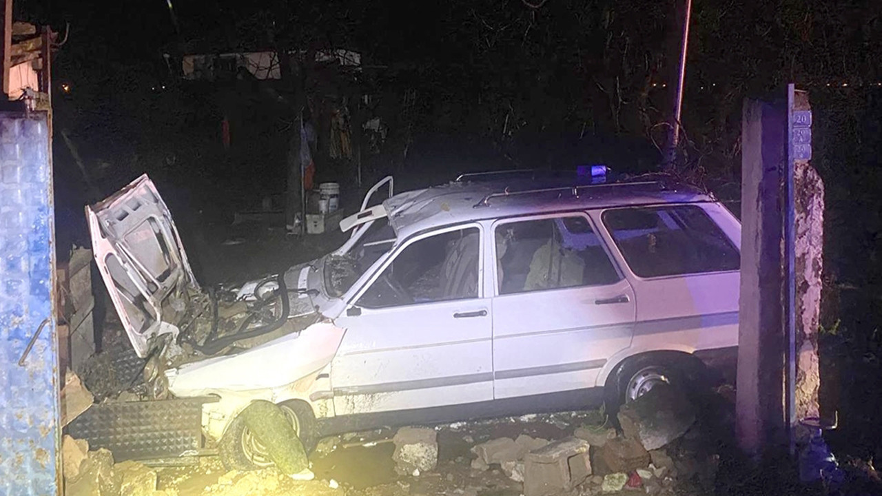 Bahçe duvarına çarpan otomobildeki 1 kişi öldü