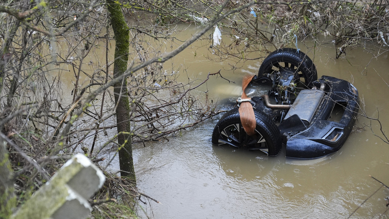 Sürücü ve yolcu kaçtı! Dereye uçan otomobildeki 2 kız kardeş hayatını kaybetti