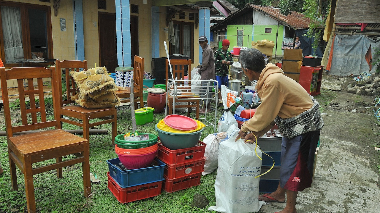 Endonezya'da korkunç manzara! Heyelan hayatı durma noktasına getirdi